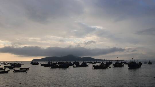 威海湾刘公岛渔船与飞云延时4K