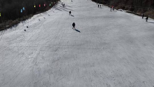 滑雪场雪坡上滑雪极限运动高山滑雪航拍4K