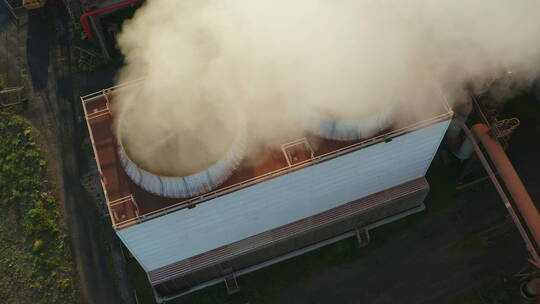钢铁制造厂屋顶烟筒冒着浓烟视频素材模板下载