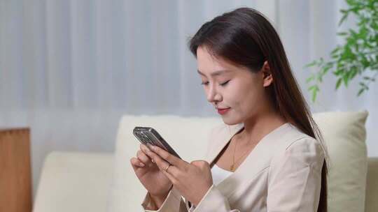 居家美女沙发上看手机