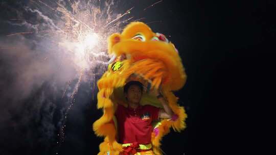 烟花下的醒狮表演 醒狮国潮舞狮民俗活动