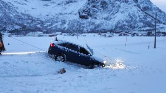 挪威罗弗敦冬季雪地中被困的汽车