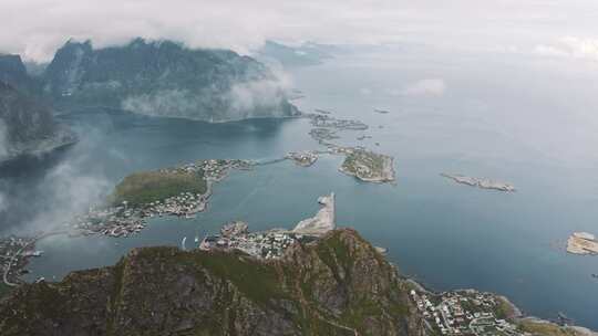 靠近岛屿和山脉的海岸上的城镇建筑