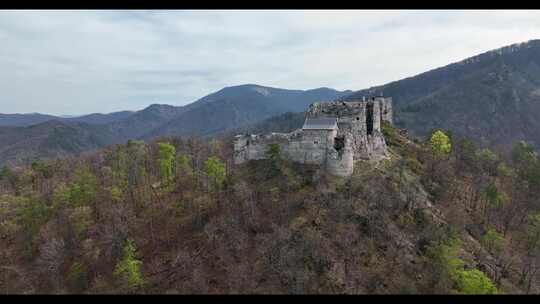 斯洛伐克乌罗韦茨城堡的鸟瞰图