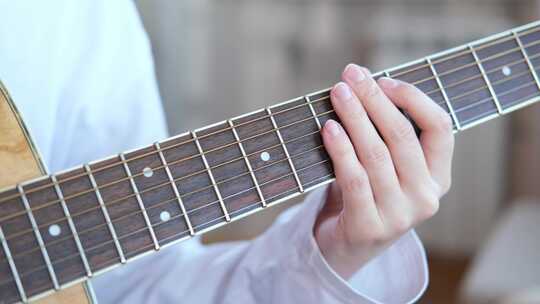 手正在演奏原声吉他特写指法品吉他颈视频素材模板下载