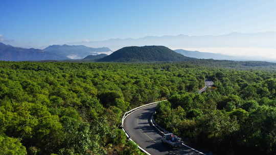 腾冲火山群中的绿色森林和公路