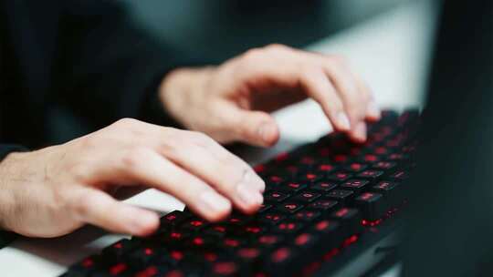 双手在键盘上打字素材