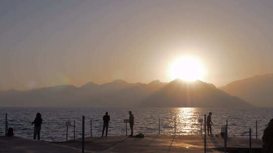 日落时分人们在码头上钓鱼