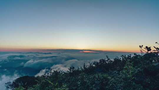 桂林猫儿山顶夕阳西下与云海延时摄影