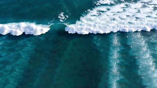 俯拍海洋翻涌浪花素材