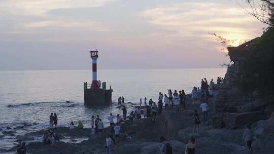 北海冠头岭海边人群日落海浪