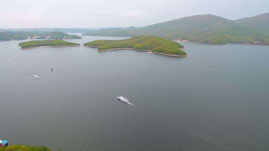 航拍黑龙江省牡丹江市镜泊湖吊水楼瀑布秋景