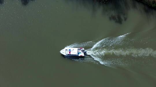 快艇驶过水面4K俯视航拍视频素材模板下载