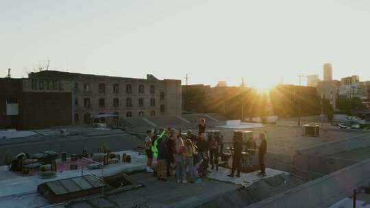 人们在屋顶上玩得开心