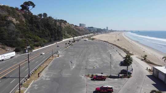 海滩附近道路上的汽车