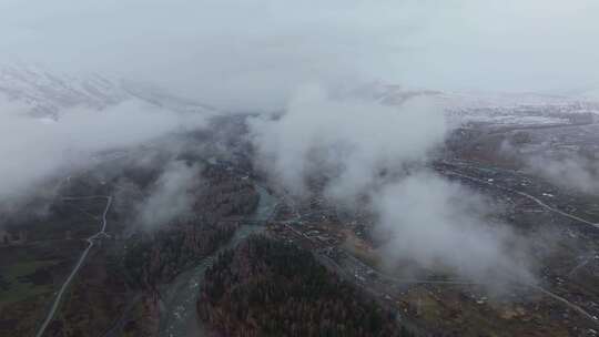 航拍秋天晨雾中的新疆禾木村风景