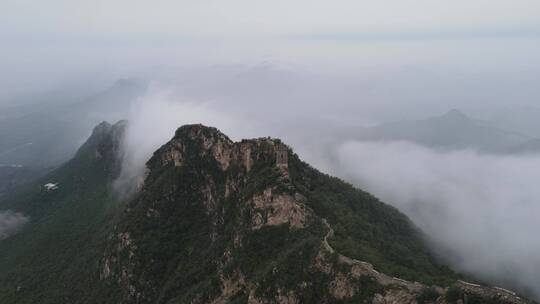 航拍雨后的北京密云司马台长城云海