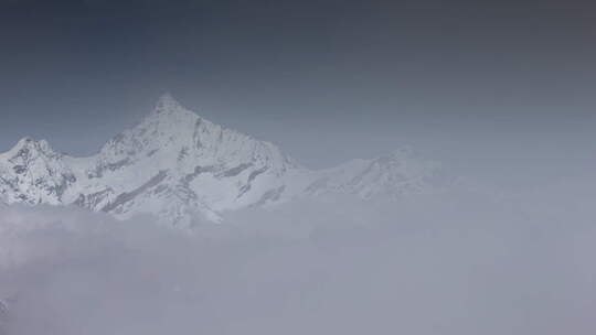 云海翻涌过雪山视频素材模板下载