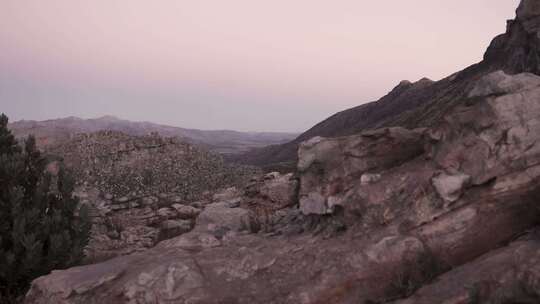 女孩在山顶步行看风景