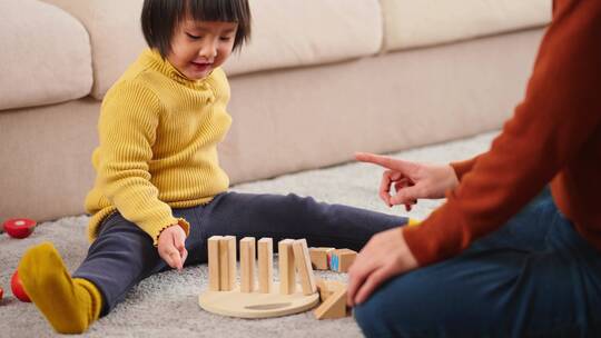 小朋友在家里和妈妈玩积木游戏