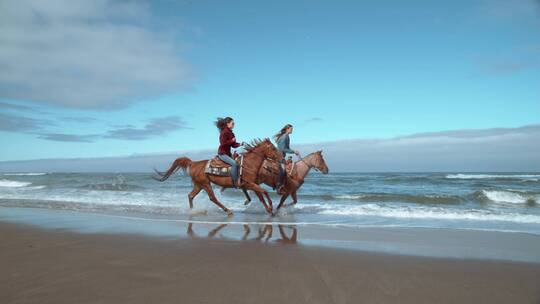 在沙滩上骑马的女孩