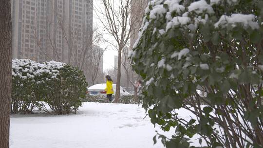 孩子们在雪地里奔跑