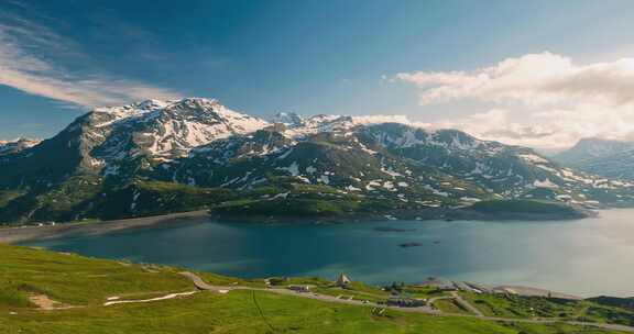 高山湖泊上云层在移动