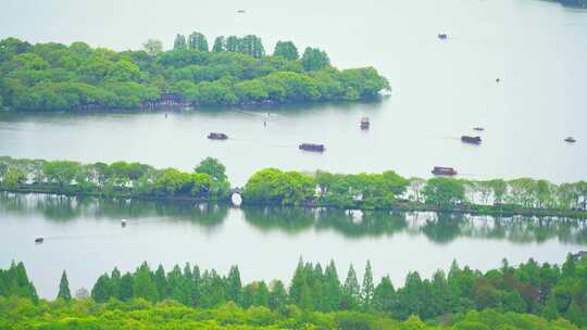 江南杭州西湖苏堤旅游湖面上的观光船