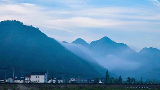 云雾缭绕的高山和美丽乡村延时摄影