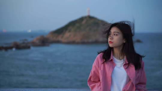 海边女子眺望远方小岛