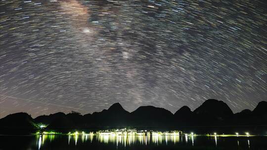 山脚下的村庄星轨延时-广西柳州柳城县古砦