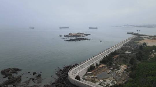 大气航拍福建泉州惠安崇武古城雾天海岸风景