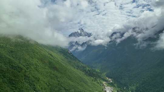 航拍云雾缭绕的四川阿坝四姑娘山幺妹峰