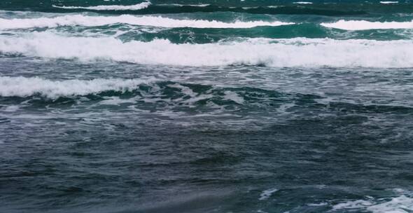 波浪在海洋上翻腾 