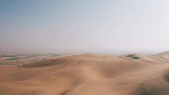 内蒙古阿拉善乌兰布和沙漠低空飞跃沙丘