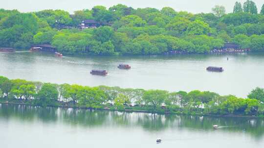 江南杭州西湖苏堤旅游湖面上的观光船