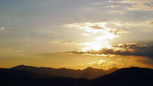 傍晚山峰日落延时唯美夕阳乡村黄昏天空晚霞