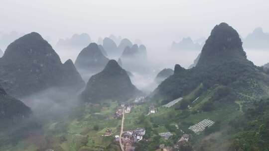 早晨桂林漓江边笼罩着一层薄雾