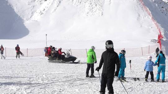 滑雪场景山顶滑雪体育运功国家滑雪场