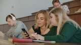 两个女人在教室休息时看着电话高清在线视频素材下载