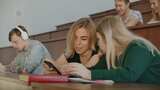 两个女人在教室休息时看着电话高清在线视频素材下载