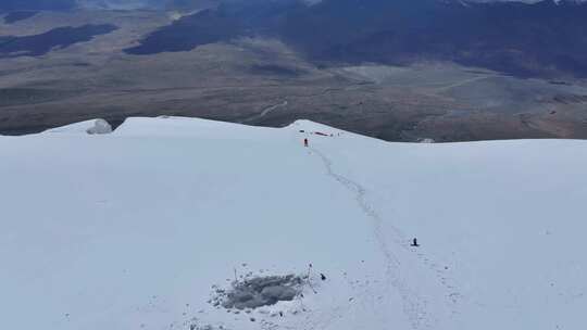 航拍攀登新疆慕士塔格峰雪山登山者C2营地