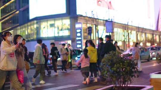 杭州城市夜晚行人人群人流夜景街景视频素材