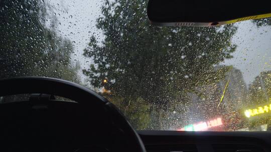 下雨天车窗外的水珠雨滴