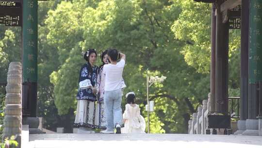 古风服饰女子公园内拍摄照片