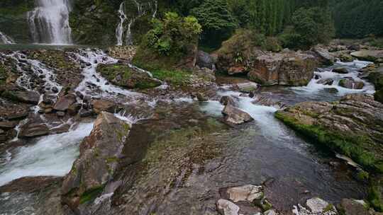 大自然瀑布溪流