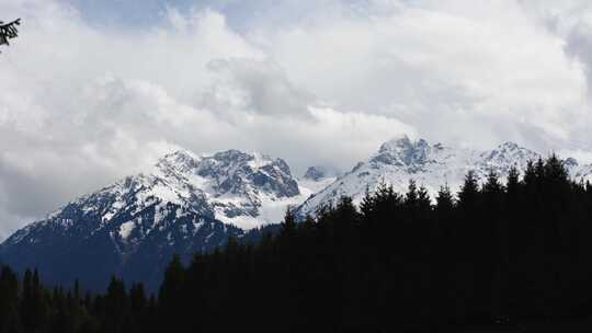 新疆伊犁雪山空镜头