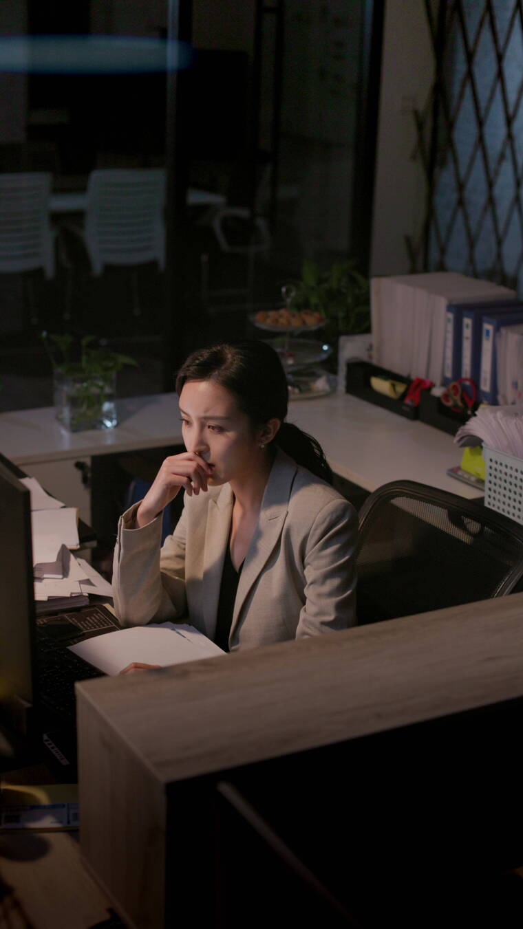 在办公室加班的商务女士