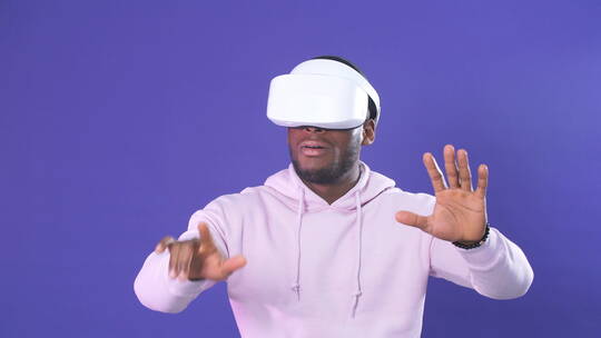 男人在体验VR眼镜
