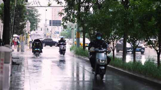 城市外卖员冒雨送餐励志奋斗